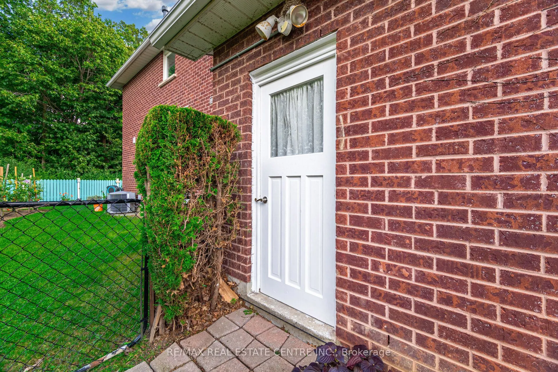 20 Woodbury Court