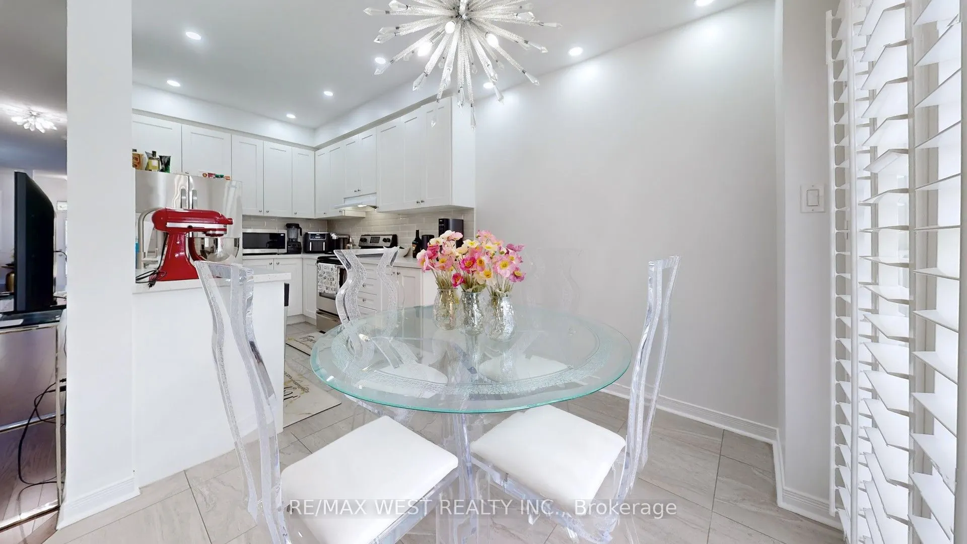28 Yellowknife Road
