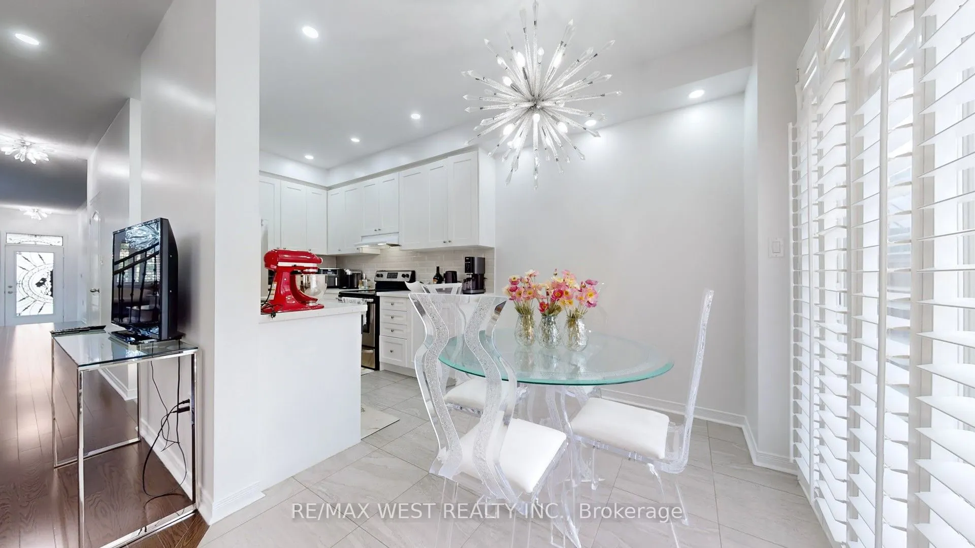 28 Yellowknife Road