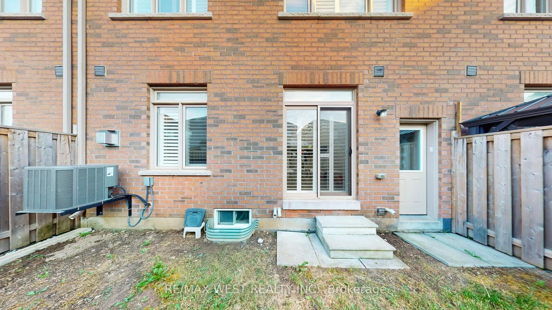 28 Yellowknife Road