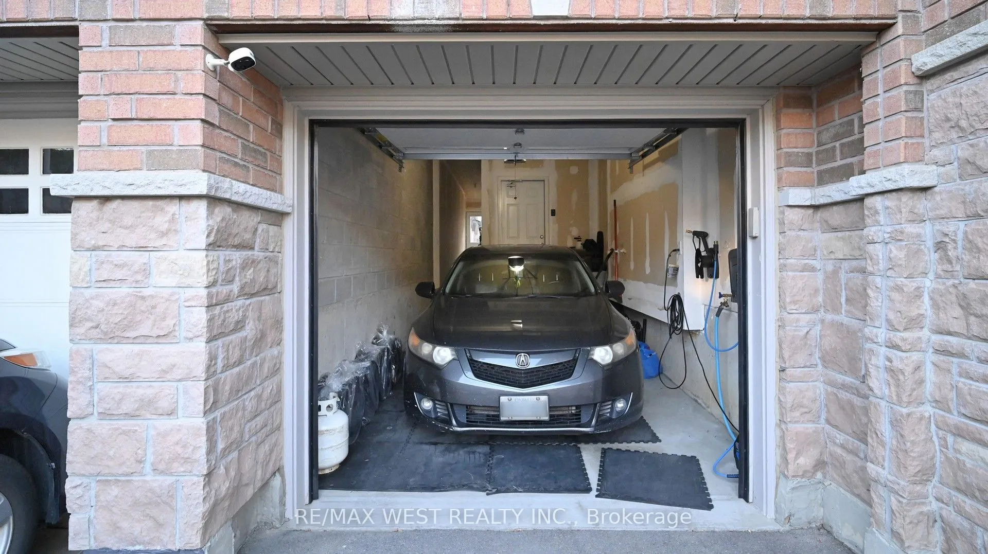 28 Yellowknife Road