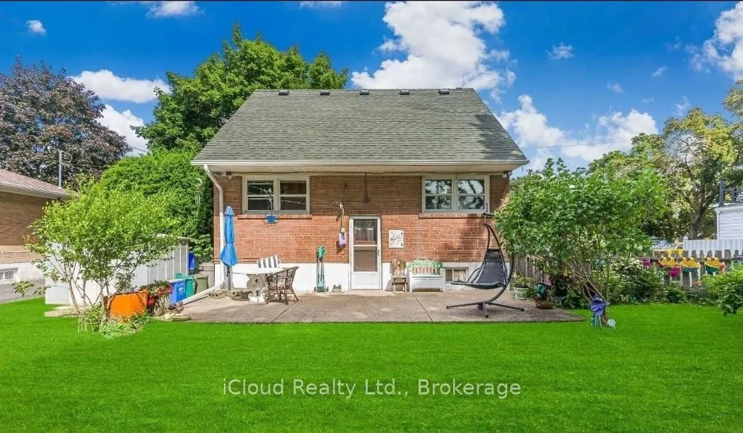215 Elmwood Crescent