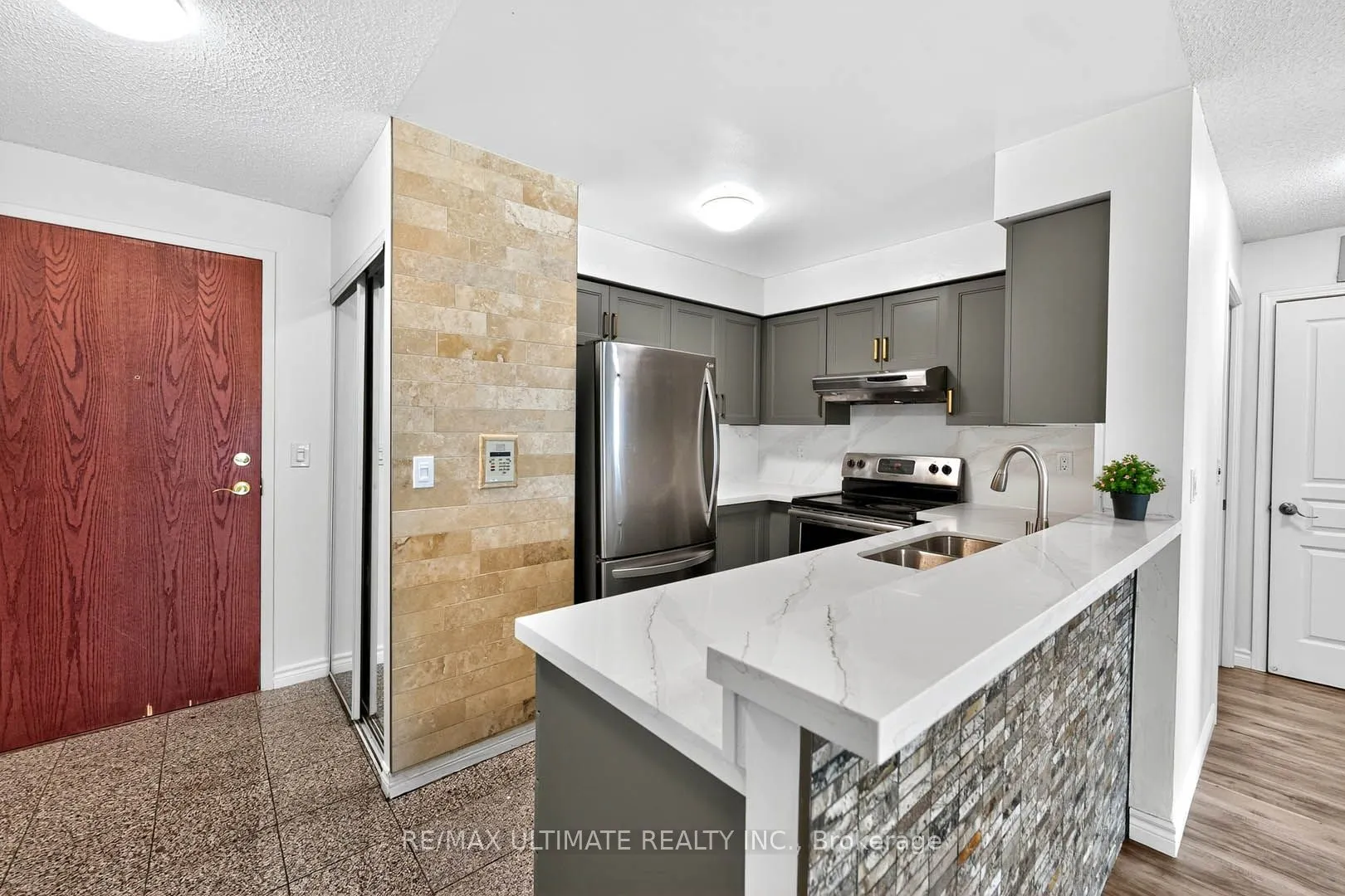 2585 Erin Centre Boulevard, #305