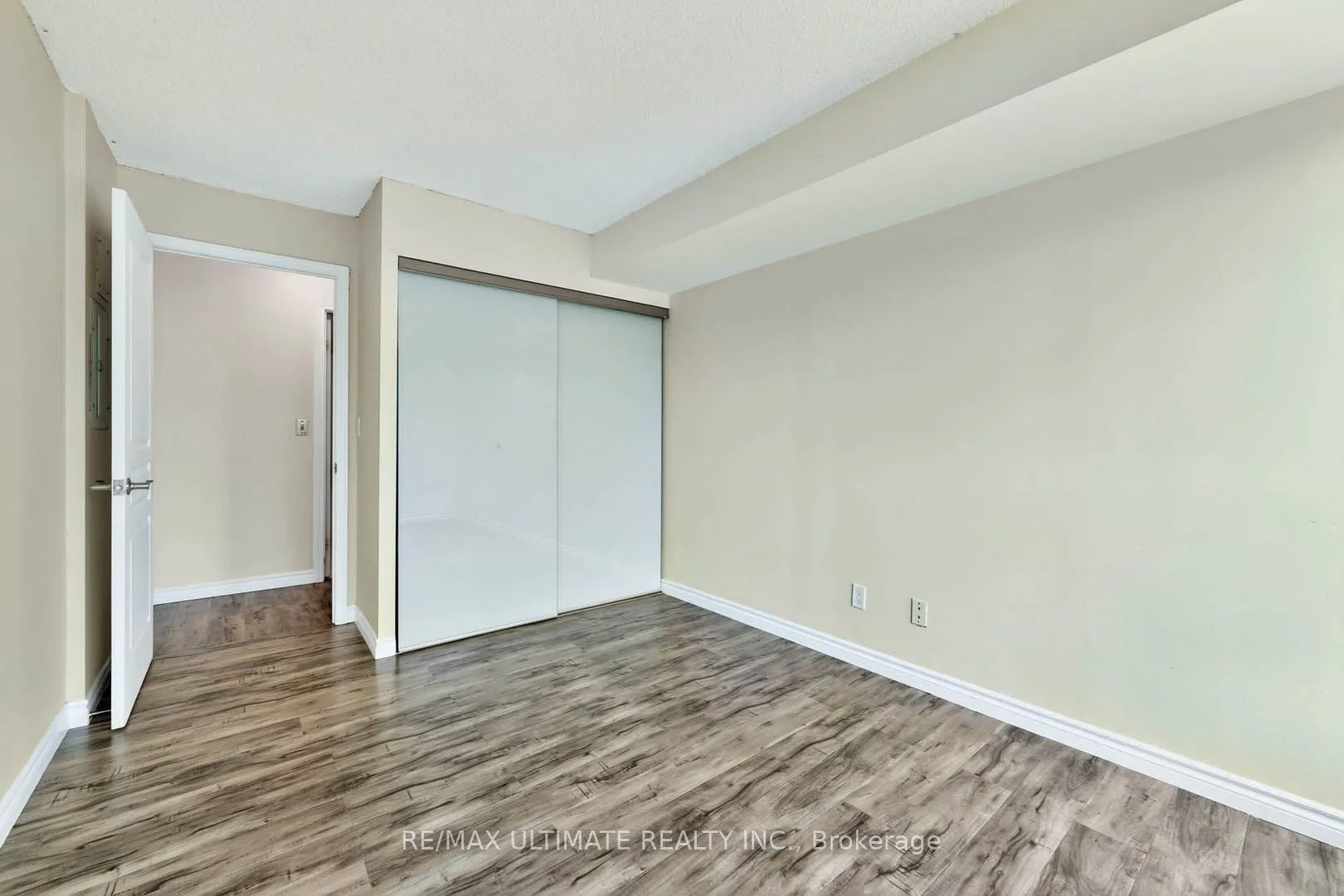 2585 Erin Centre Boulevard, #305
