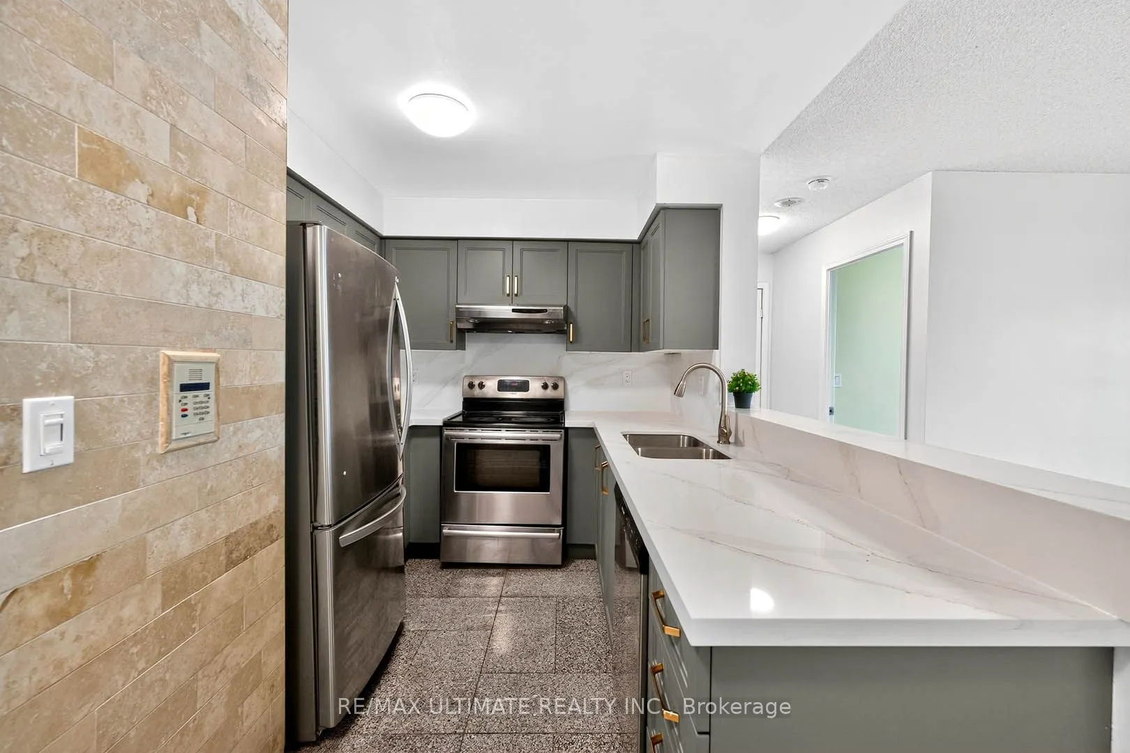 2585 Erin Centre Boulevard, #305