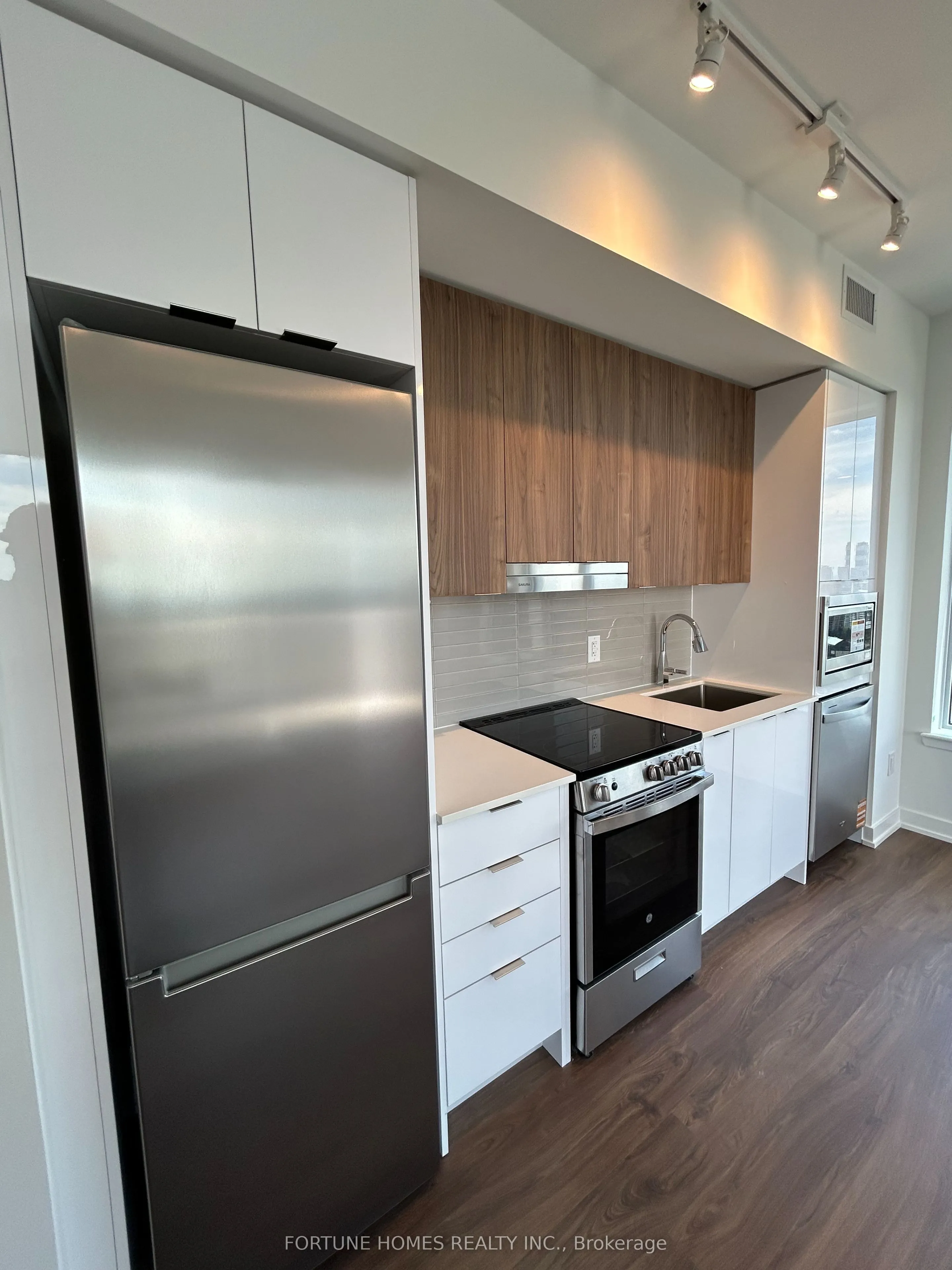 5105 Hurontario Street, #2405