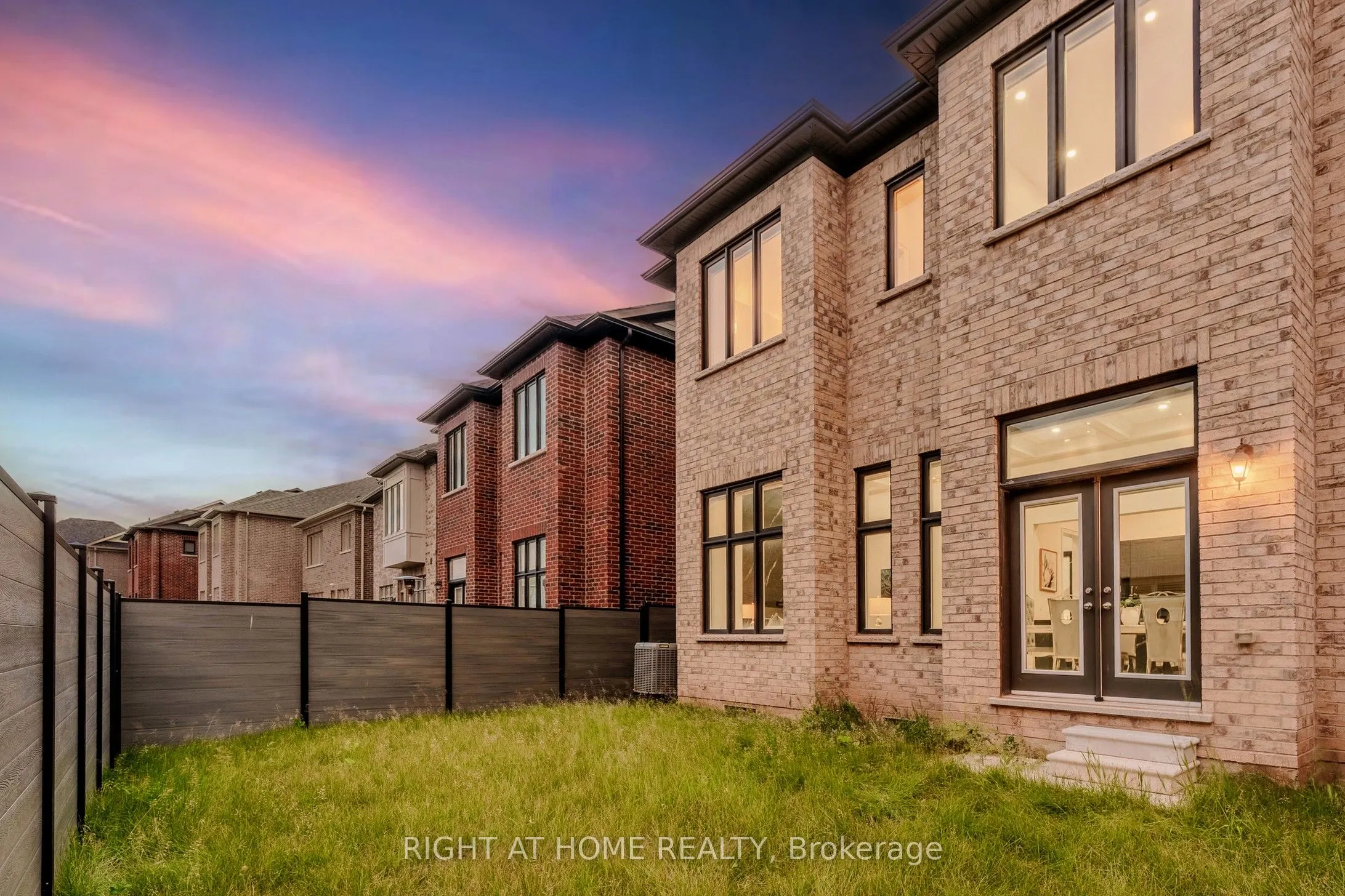 1199 QUEENS PLATE Road E