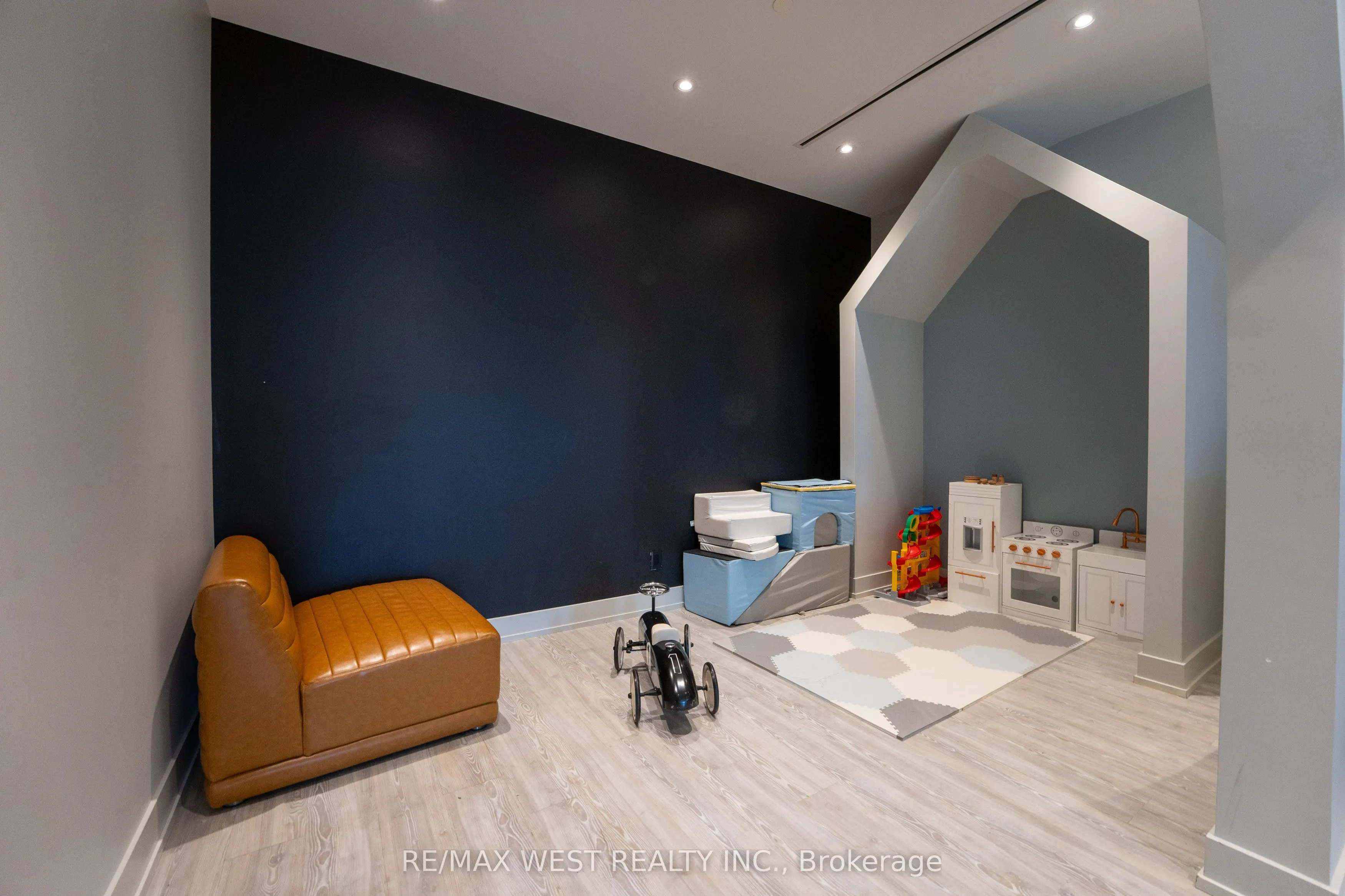 270 Dufferin Street, #413