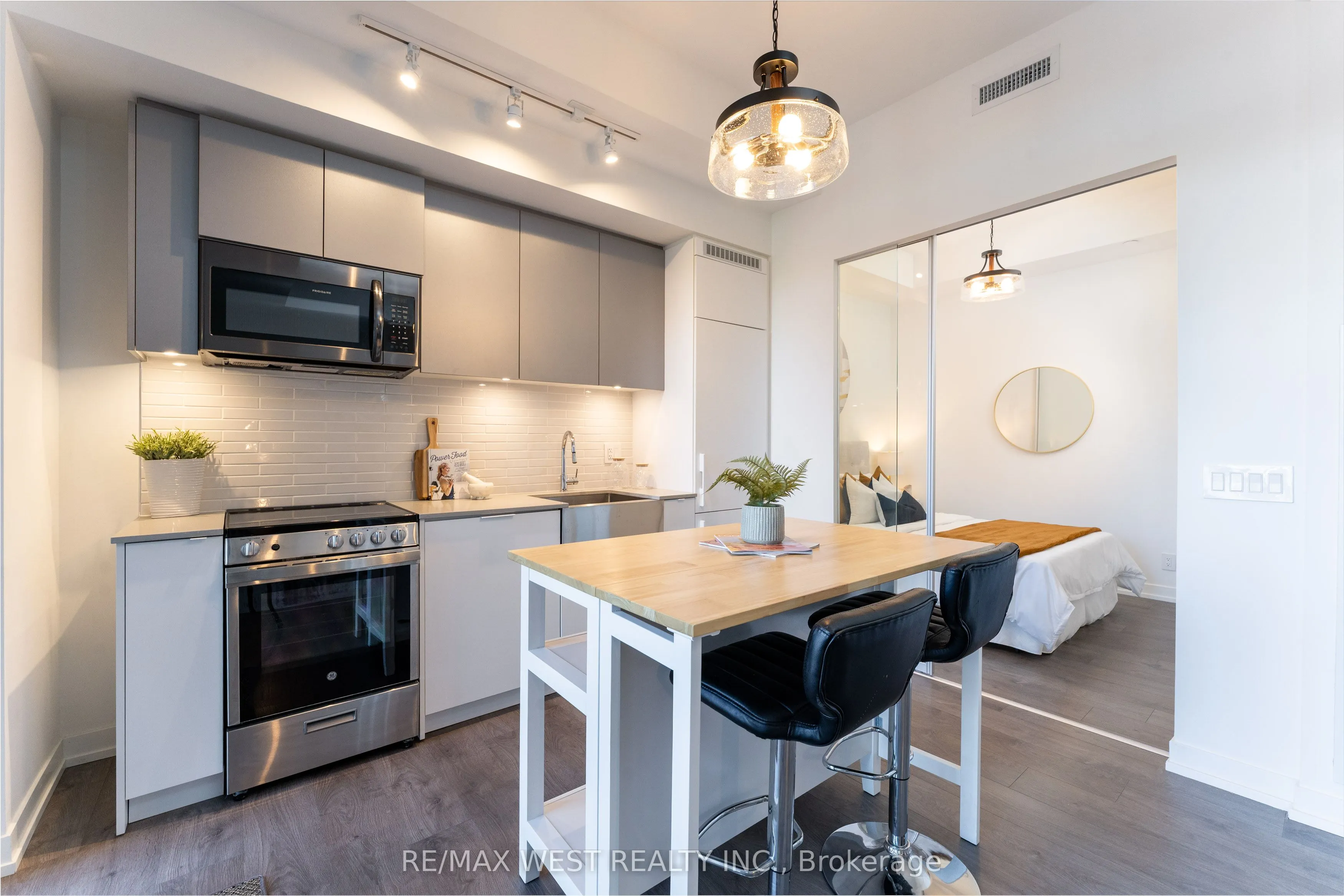 270 Dufferin Street, #413