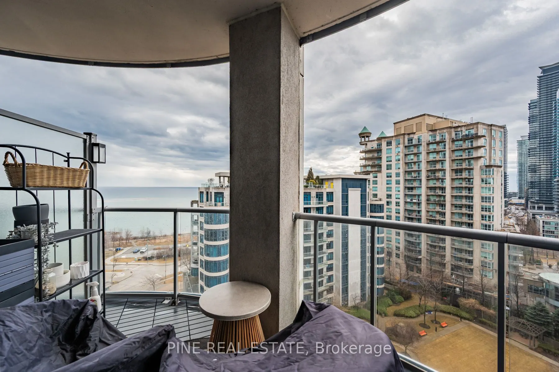 2083 Lake shore Boulevard W, #1112