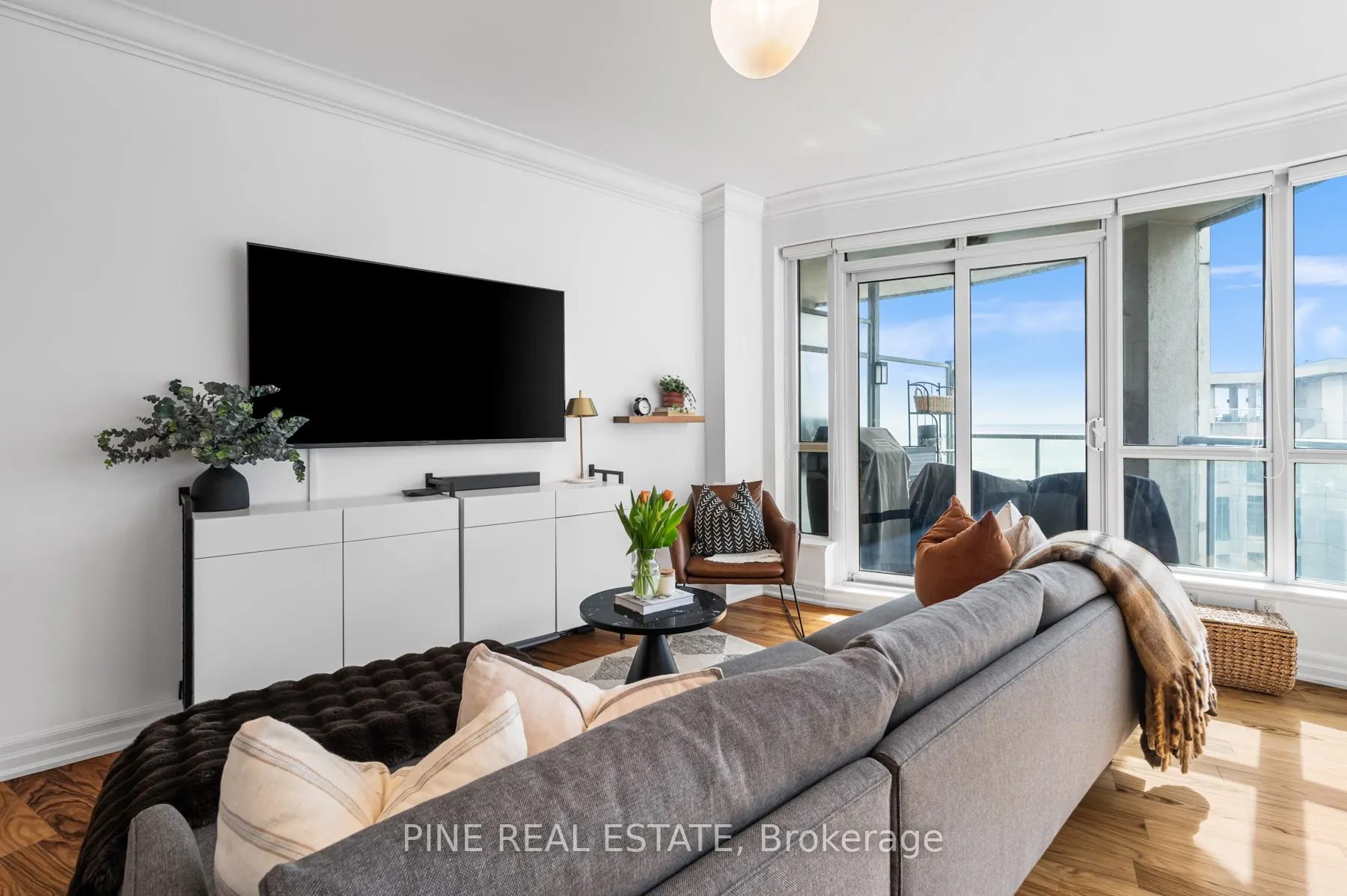 2083 Lake shore Boulevard W, #1112