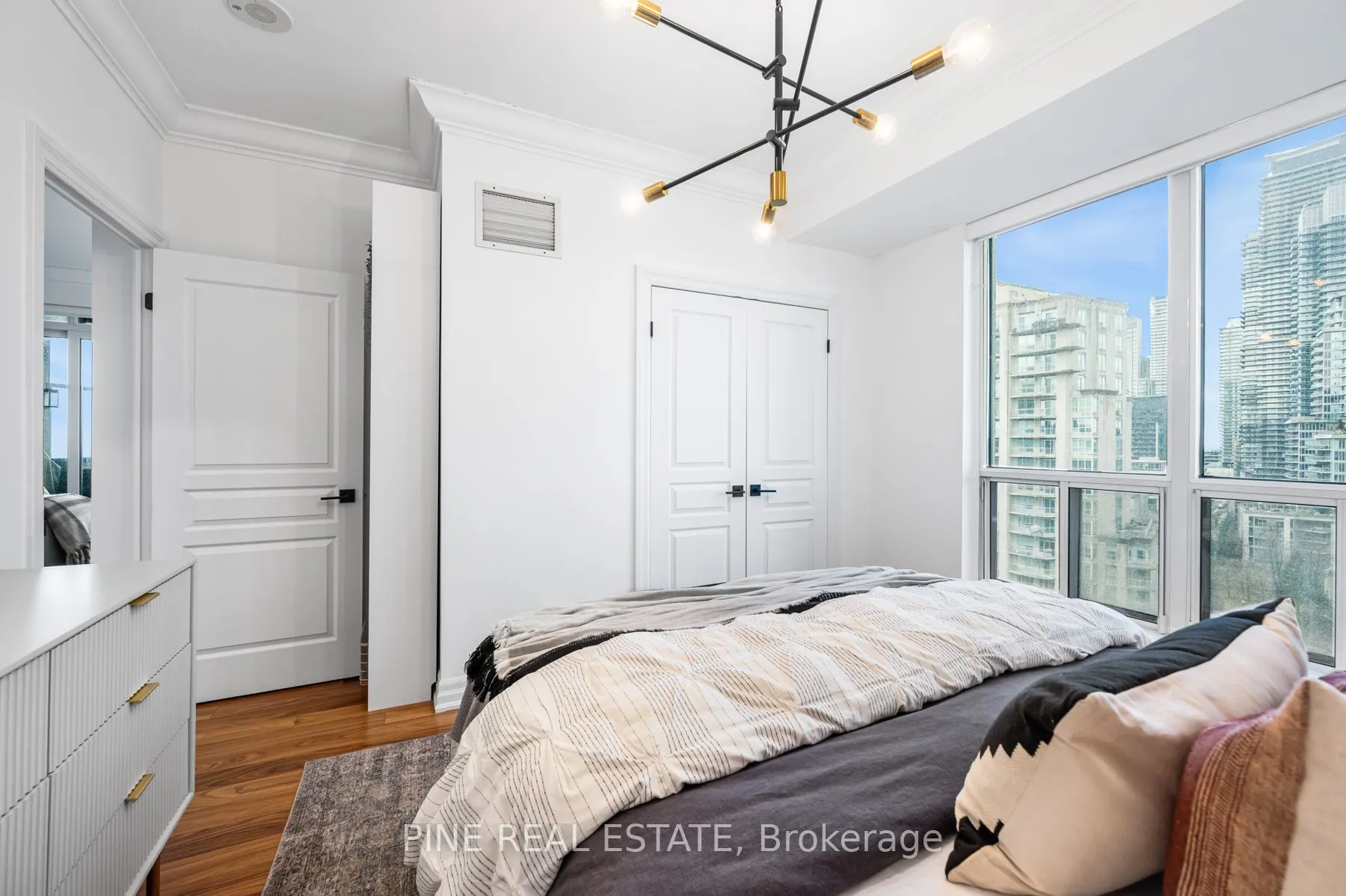 2083 Lake shore Boulevard W, #1112