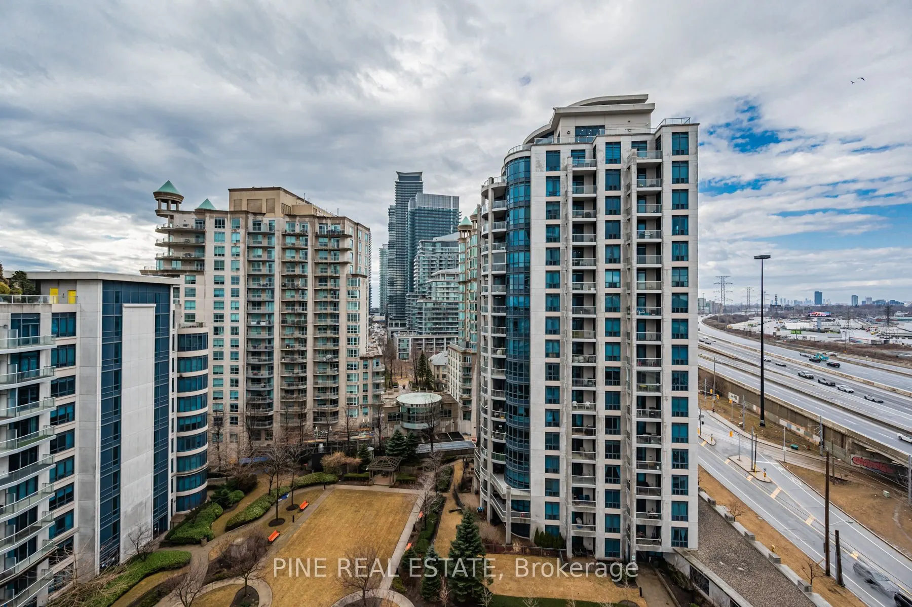 2083 Lake shore Boulevard W, #1112