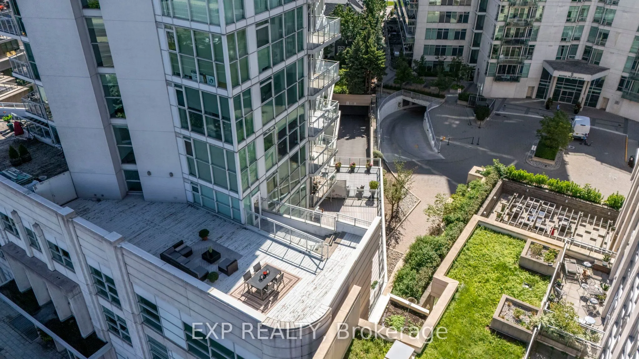 2067 lake shore Boulevard, #9