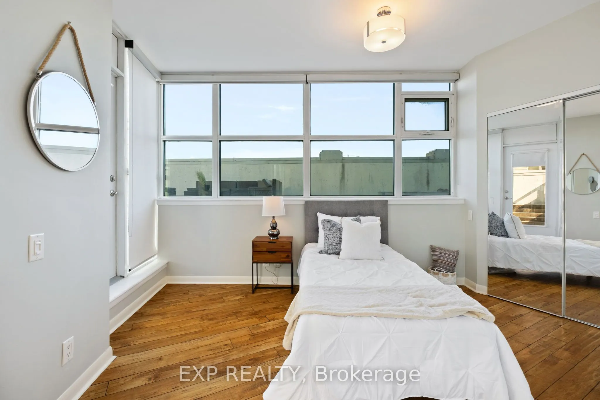 2067 lake shore Boulevard, #9