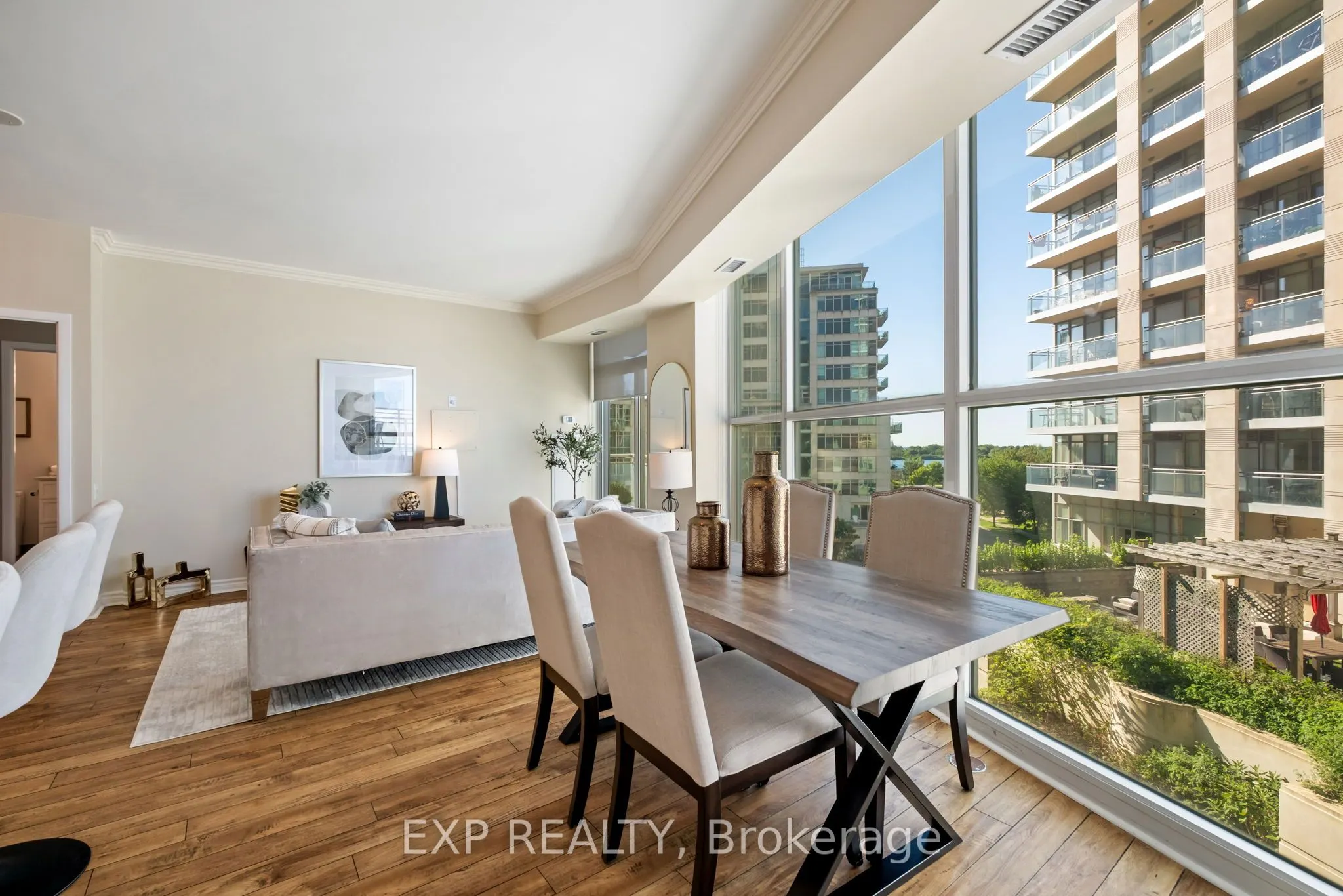 2067 lake shore Boulevard, #9