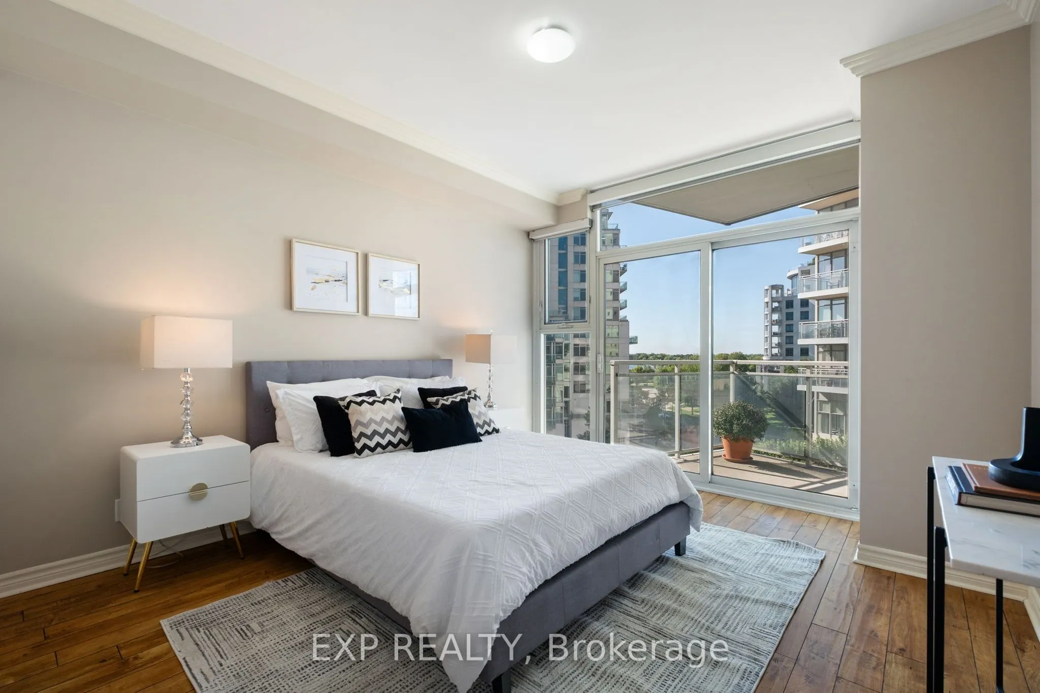 2067 lake shore Boulevard, #9