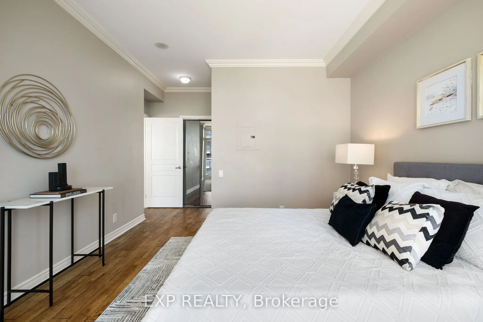2067 lake shore Boulevard, #9