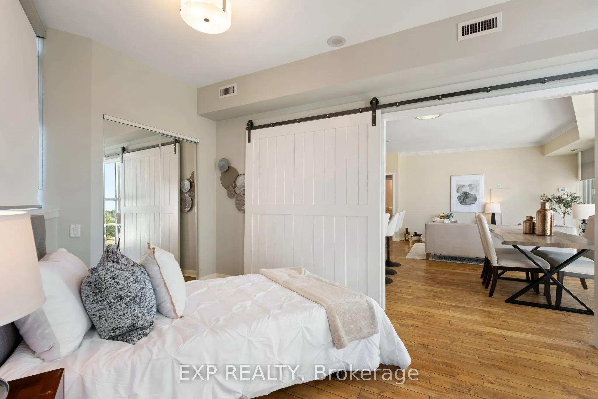 2067 lake shore Boulevard, #9