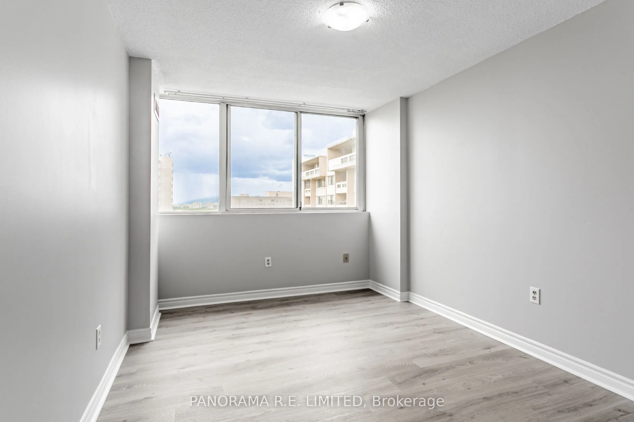 3590 Kaneff Crescent, #1904