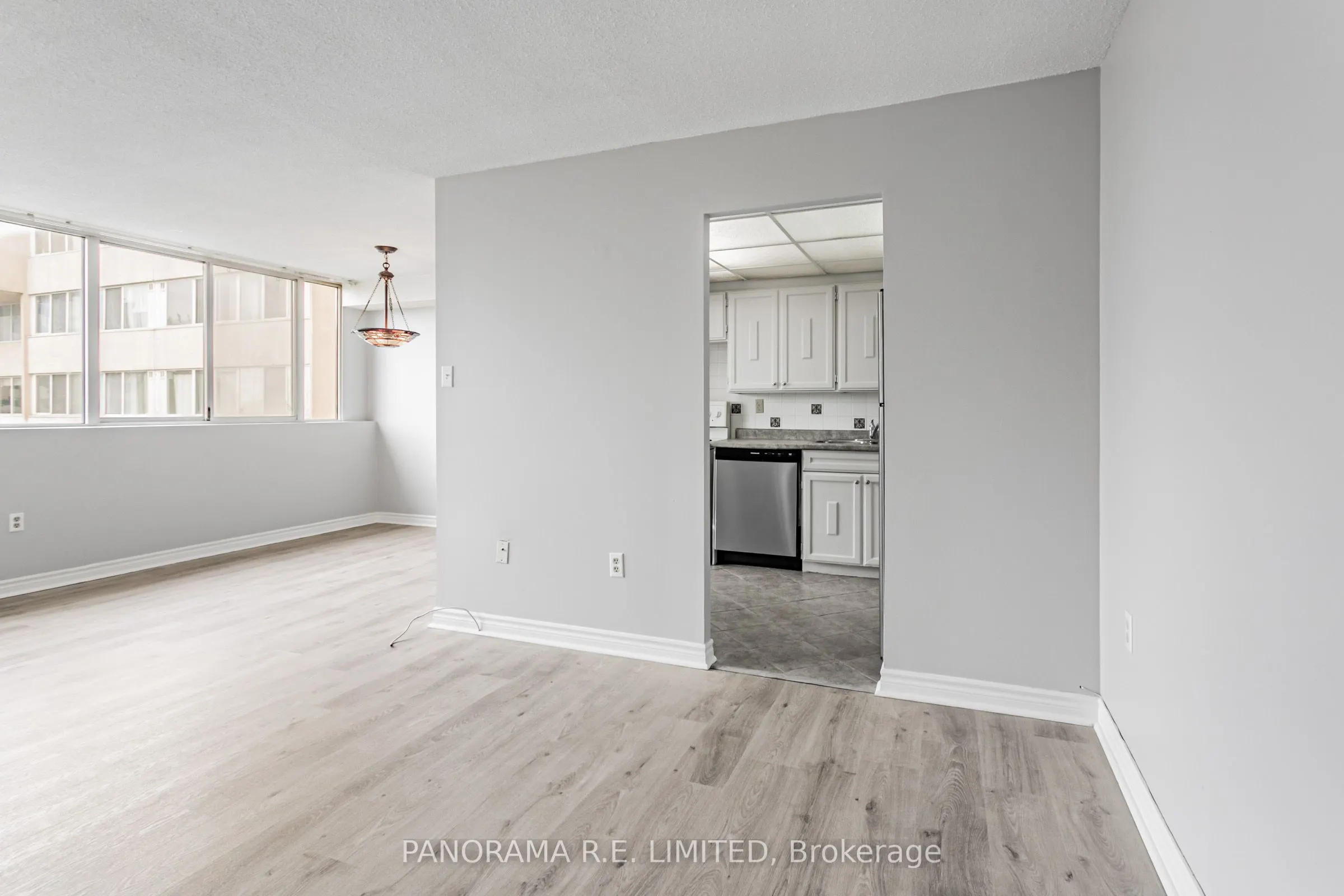 3590 Kaneff Crescent, #1904