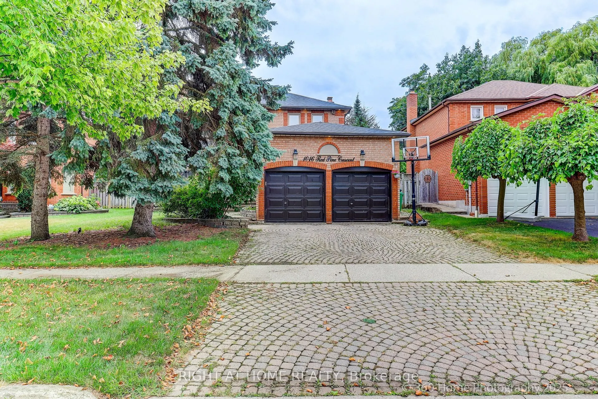 1016 Red Pine Crescent