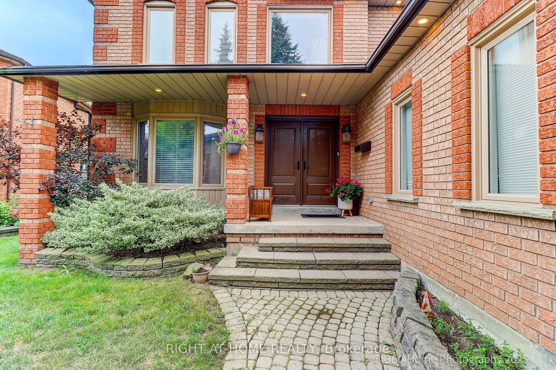 1016 Red Pine Crescent