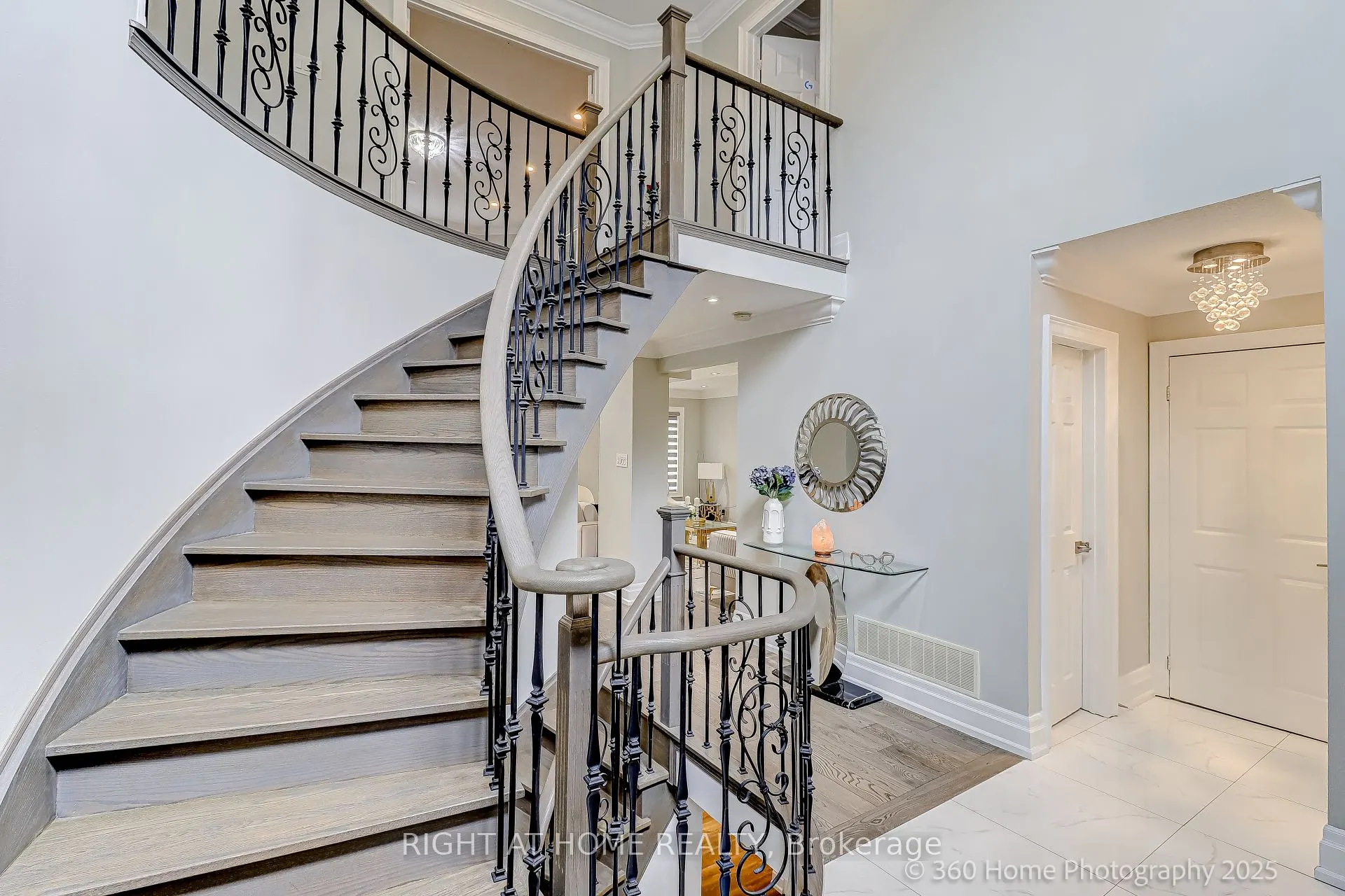 1016 Red Pine Crescent