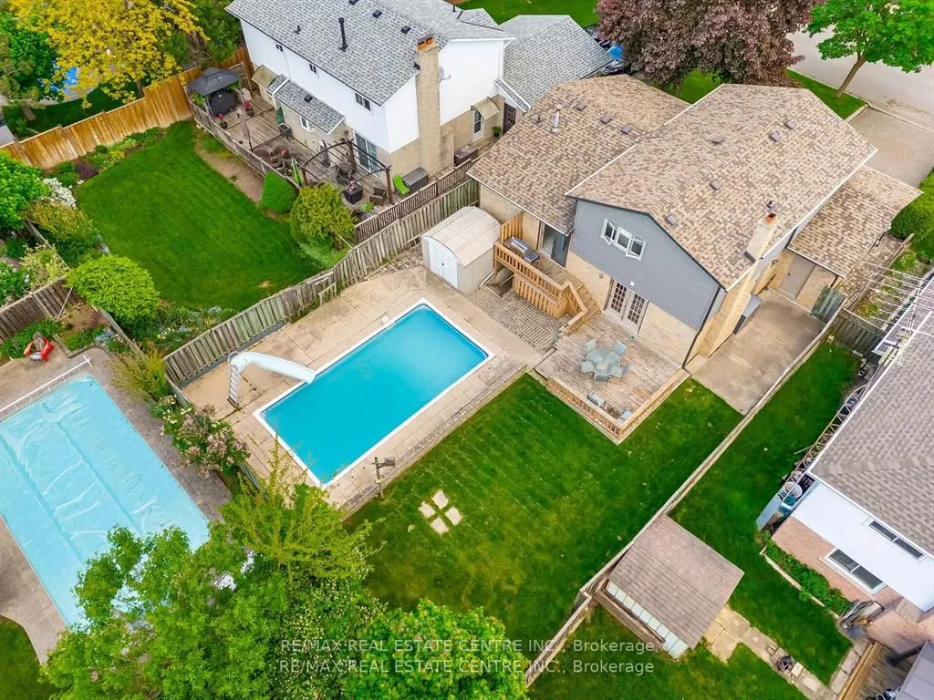 583 Moorelands Crescent