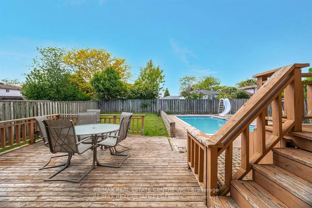 583 Moorelands Crescent
