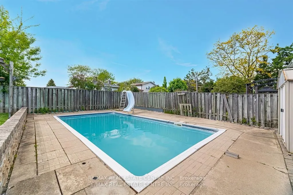 583 Moorelands Crescent