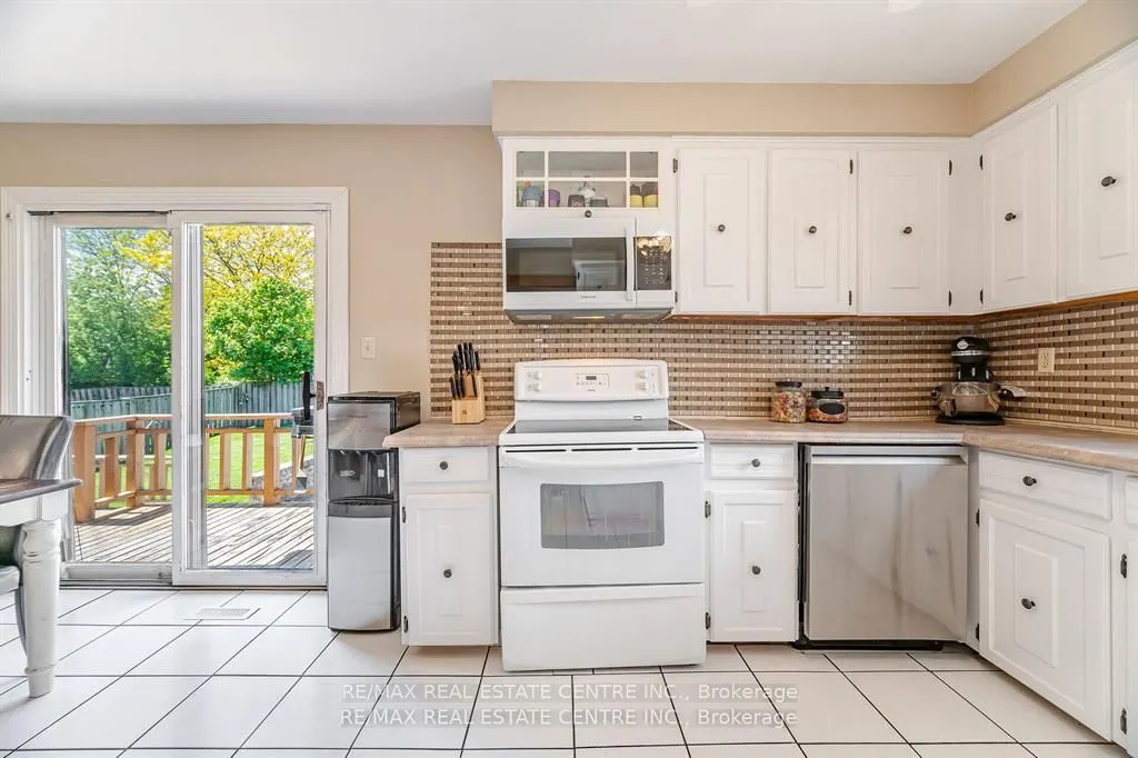 583 Moorelands Crescent