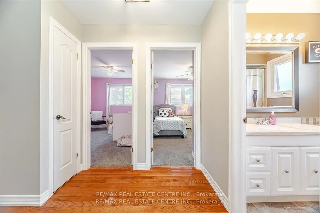 583 Moorelands Crescent