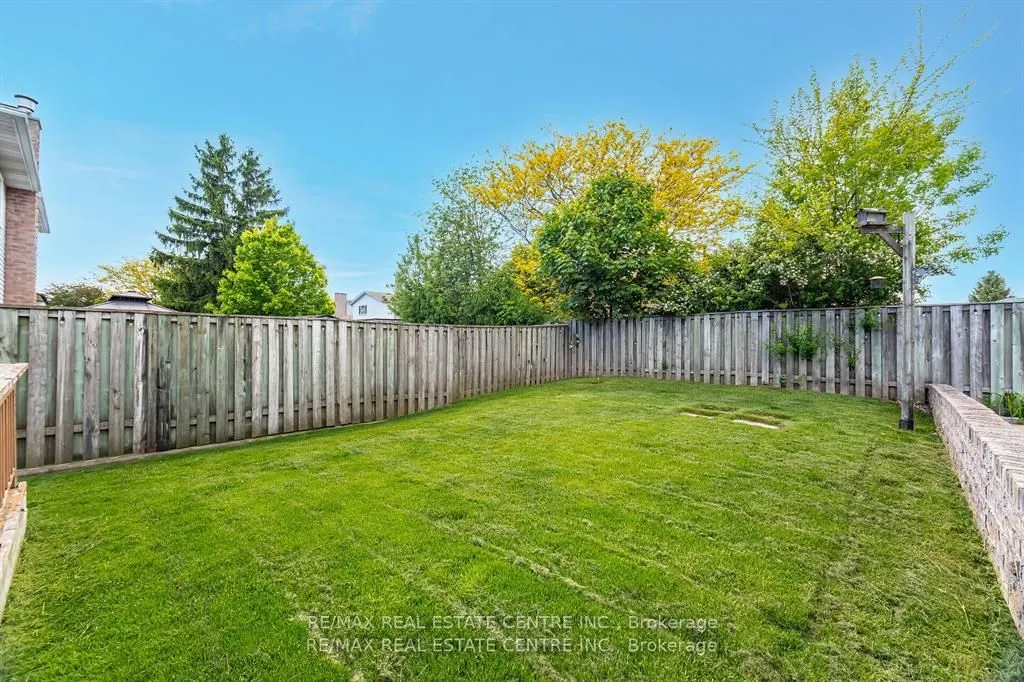 583 Moorelands Crescent