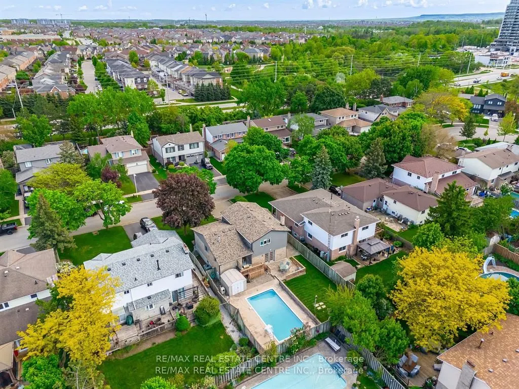 583 Moorelands Crescent