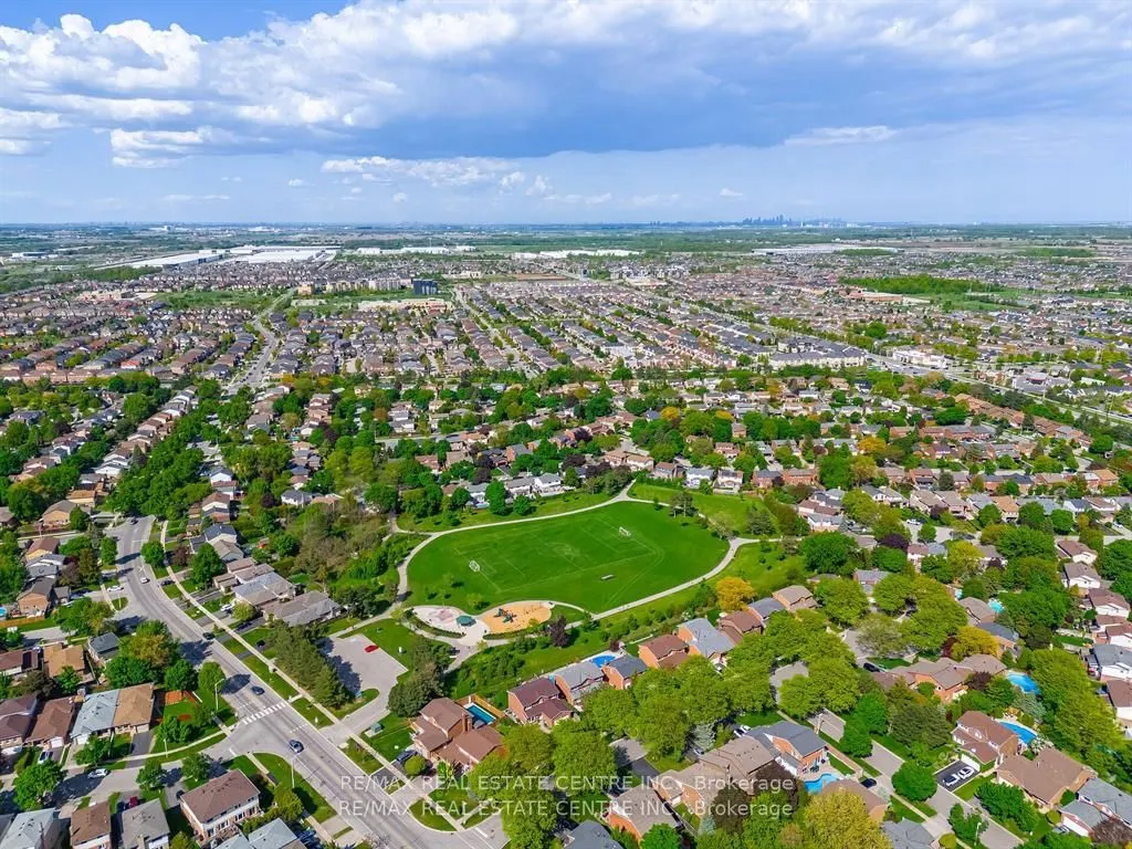583 Moorelands Crescent