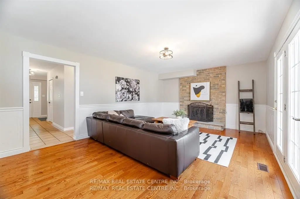 583 Moorelands Crescent