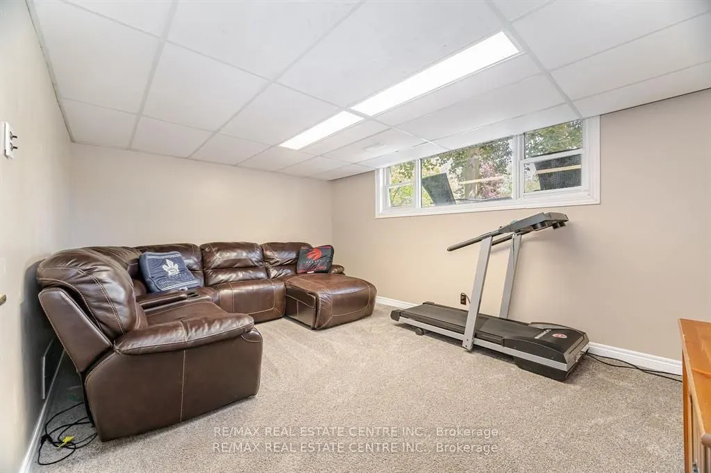 583 Moorelands Crescent