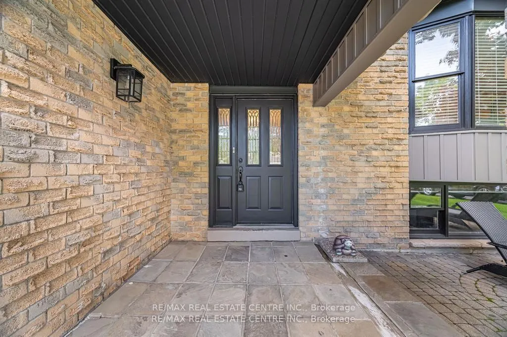 583 Moorelands Crescent