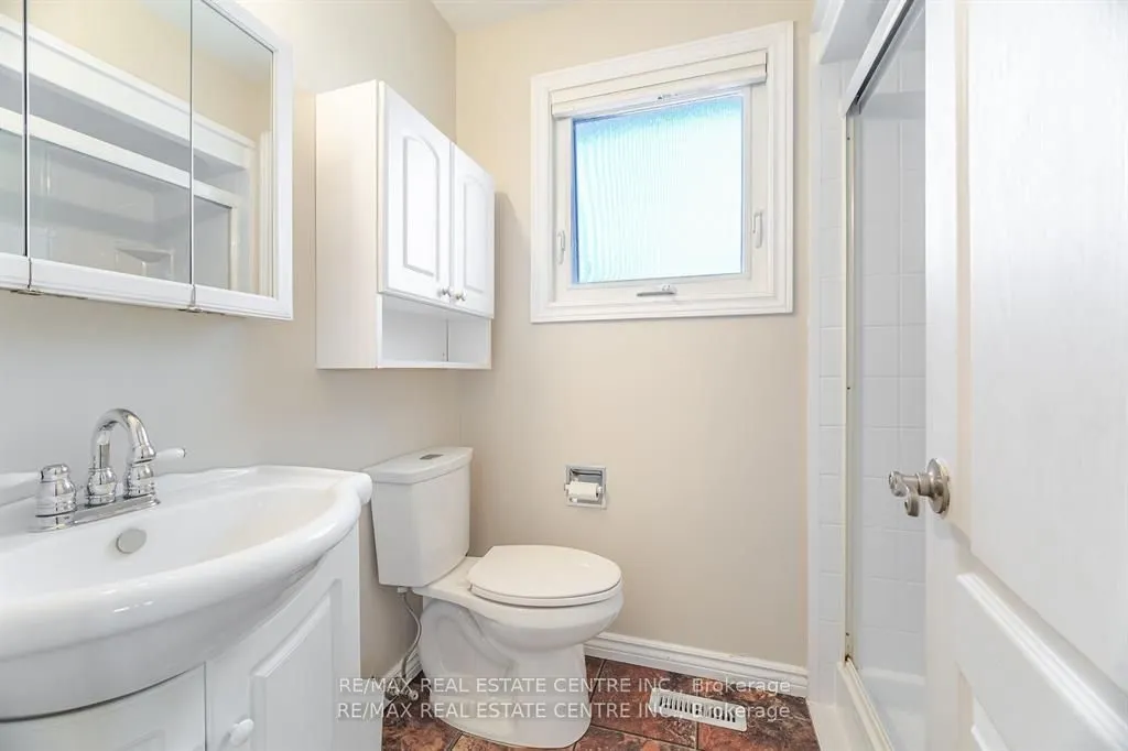 583 Moorelands Crescent