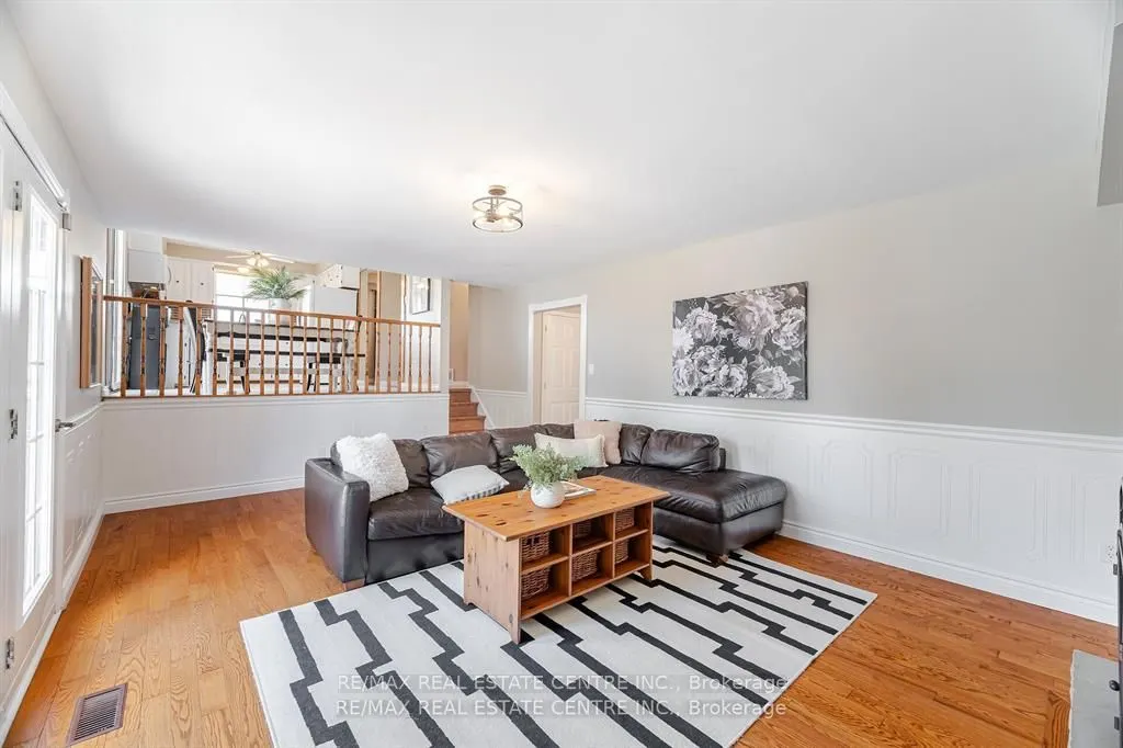 583 Moorelands Crescent