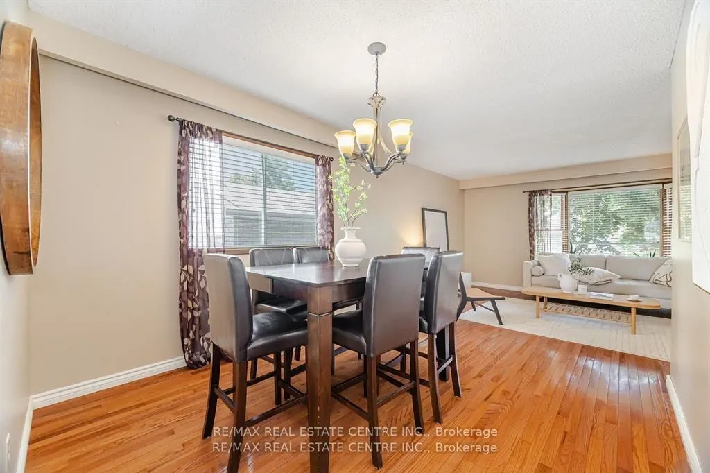 583 Moorelands Crescent