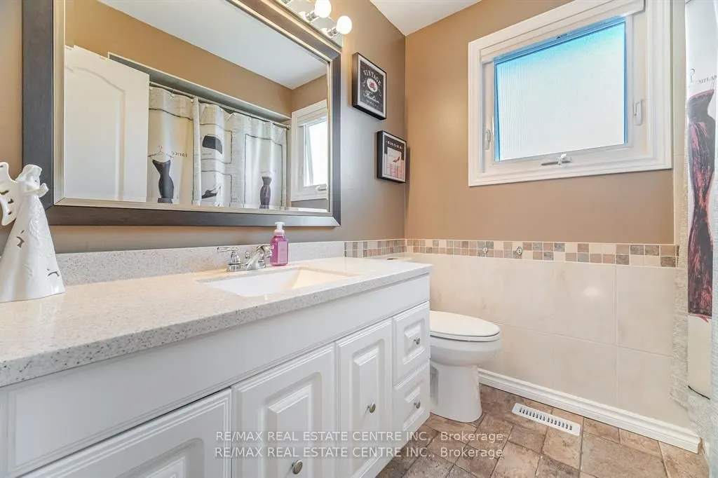 583 Moorelands Crescent