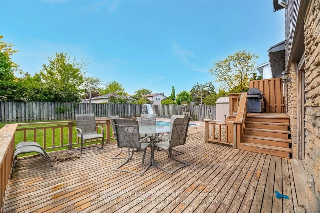 583 Moorelands Crescent