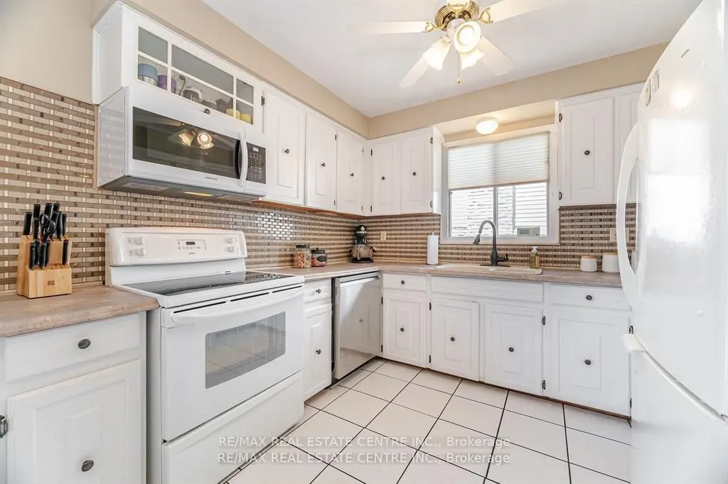 583 Moorelands Crescent