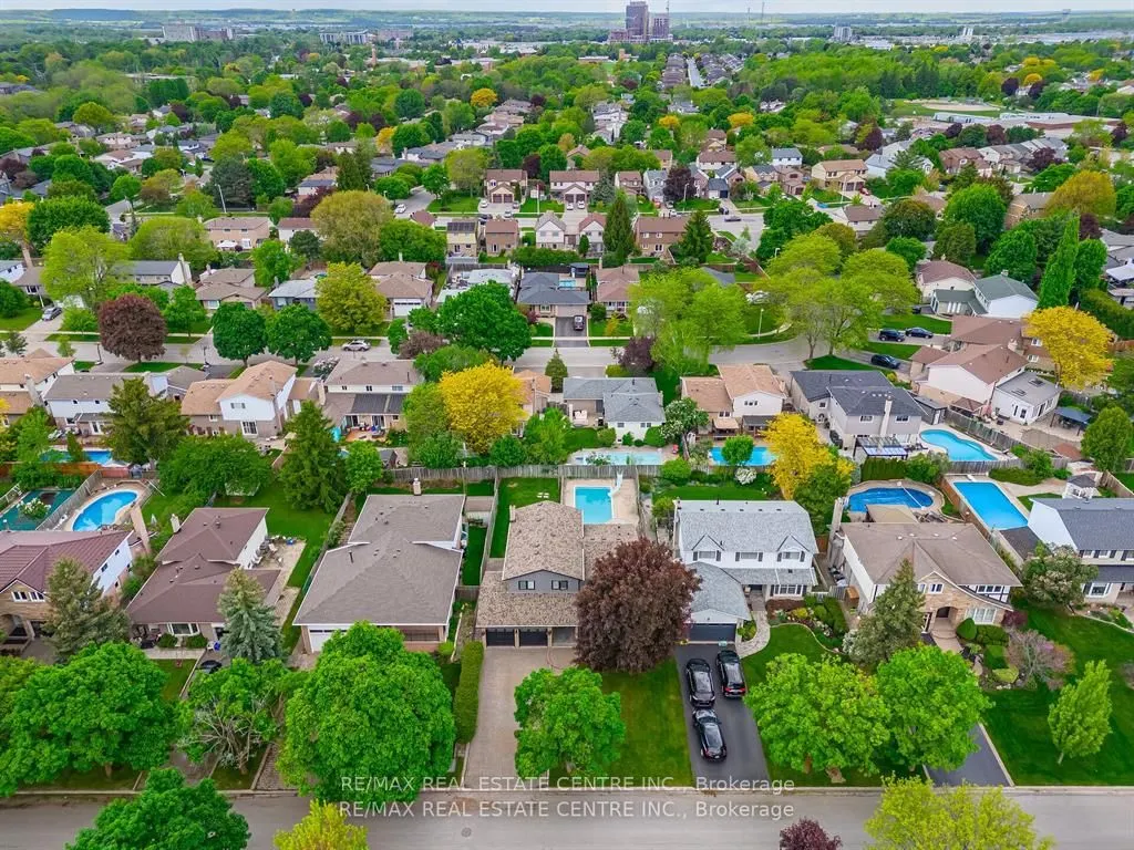 583 Moorelands Crescent