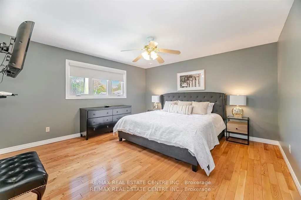 583 Moorelands Crescent