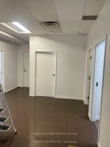 165 Dundas Street W