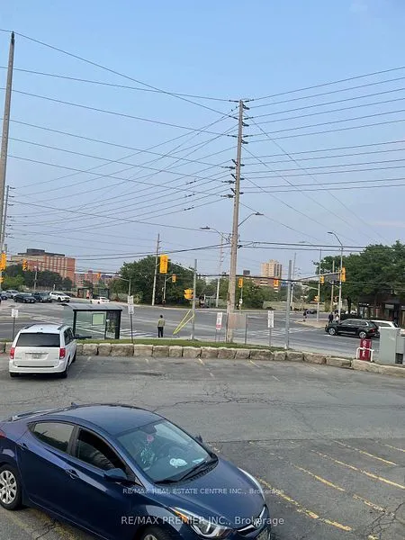 165 Dundas Street W