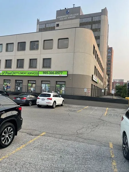 165 Dundas Street W